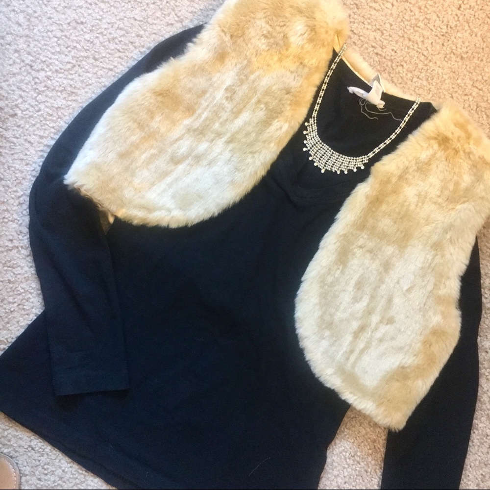 🔥3/$25 NWOT Beige Faux Fur Open Front Shrug